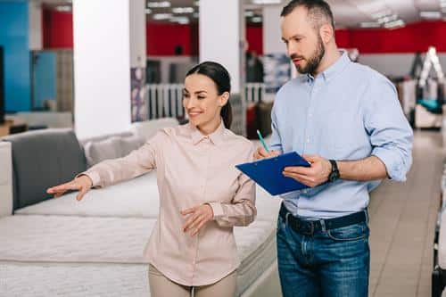 choosing-mattress-in-store